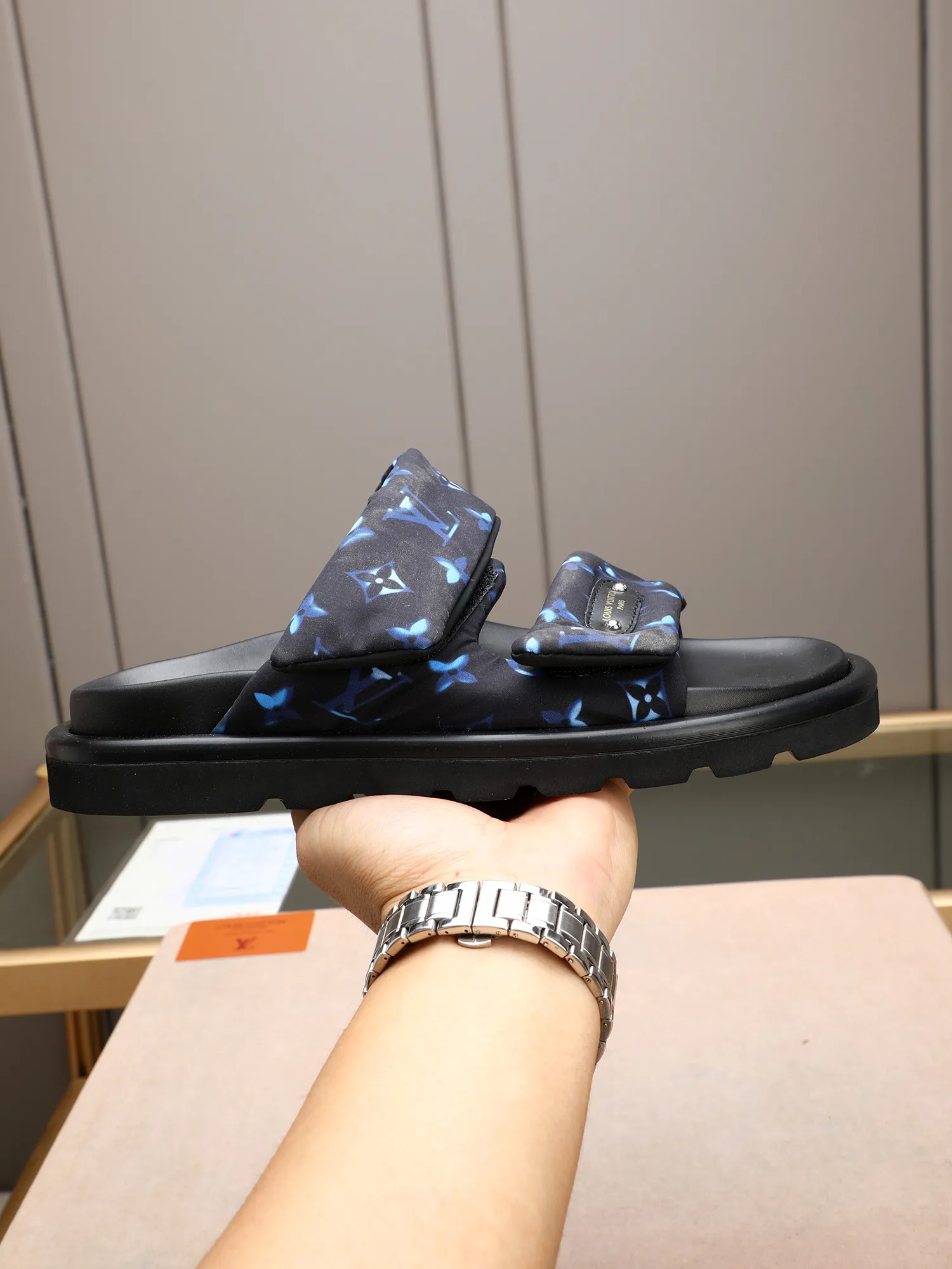 PP360 [LOUIS VUITTON] Louis Vuitton, LV printing, men's and women's slippers are on the market. The drawer box packaging comes with a cloth bag and a card. The upper pattern looks very soft and waxy, and it is a super versatile leg slimming tool. Fabric: imported denim/canvas/old fabric, LV hardware LOGO, official website pattern printing, comfortable to wear, feet: high-elastic PU water table. Sole: foam sole, heel height: about 5cm. Code number: 35-46, 35, 45, 46 are custom-made and non-returnable. Color: multiple colors and styles available.